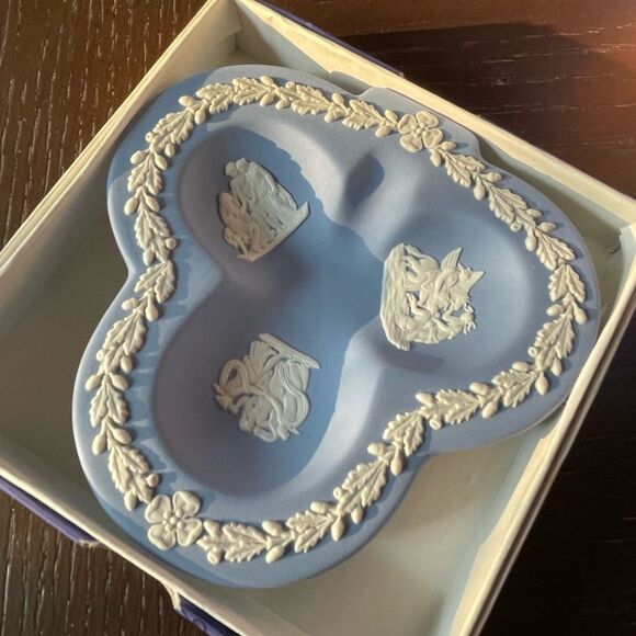 Wedgwood Blue Jasper Vintage Clover Shaped Trinket Dish in Original Box - Picture 1 of 14